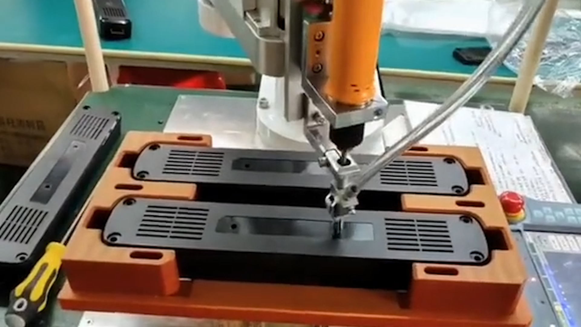 在線式自動鎖螺絲機.jpg 在線式自動鎖螺絲機.jpg