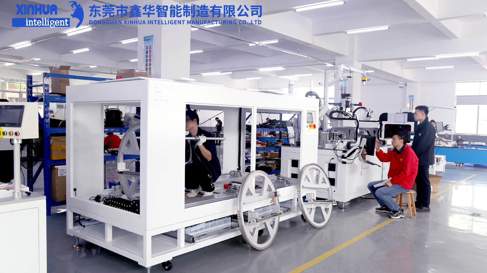 鑫華智能三位工程師正在車間排查自動(dòng)鎖螺絲機(jī)故障