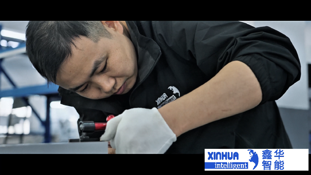 點(diǎn)膠機(jī)曲面屏點(diǎn)膠溢膠的問(wèn)題要如何解決?