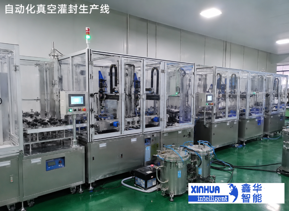 典型的自動化真空灌封生產(chǎn)線，包括上料、點(diǎn)膠、固化、下料和夾具回流系統(tǒng)